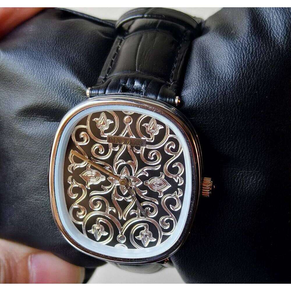 Watche Classic vintage style Black Watch with Arabic Pattern Engraving Craftsmanship Gentleman Elegant Men Quartz Wristwatch