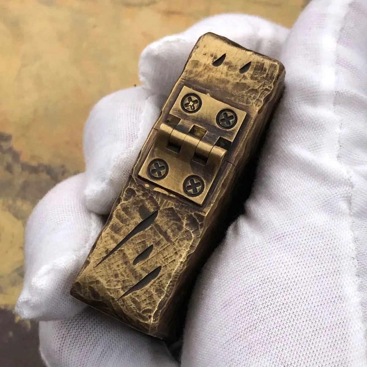 Zoro brass combat armor oil lighter engraved with Constantine pattern mens gift personalized igniter cigarette accessories N260311