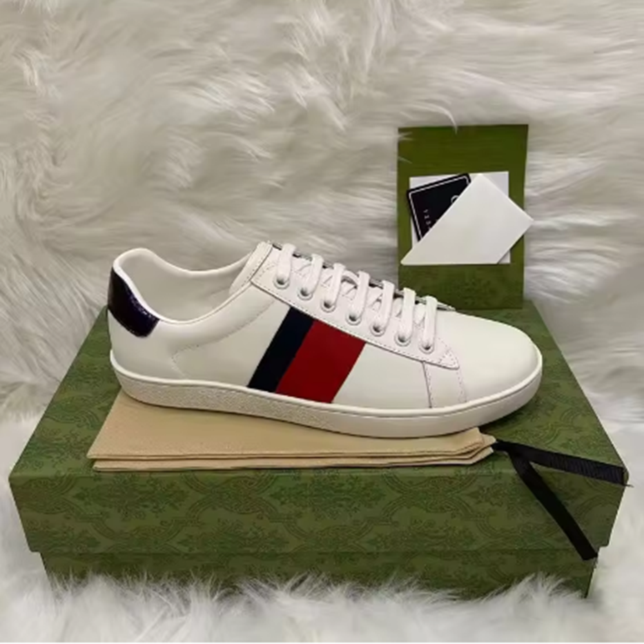 10ATop designer brand counter, same high-quality genuine leather, high matching white men's and women's casual embroidery, little bee sports, couple's same board shoes