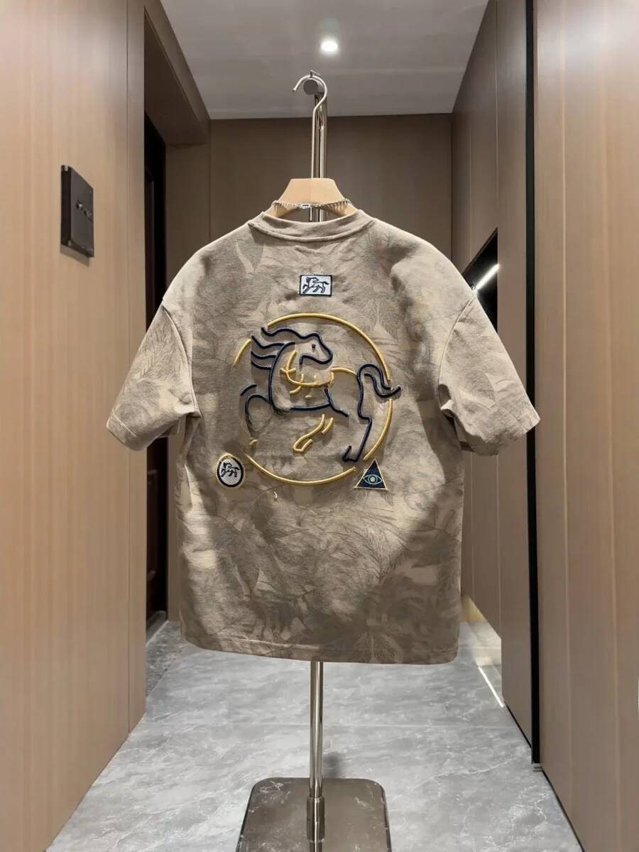 2026 Spring New Men's Faion ort Sve T-irt Embroidered Pattern Year Sli Comfortable Soft Chinese Sle Top