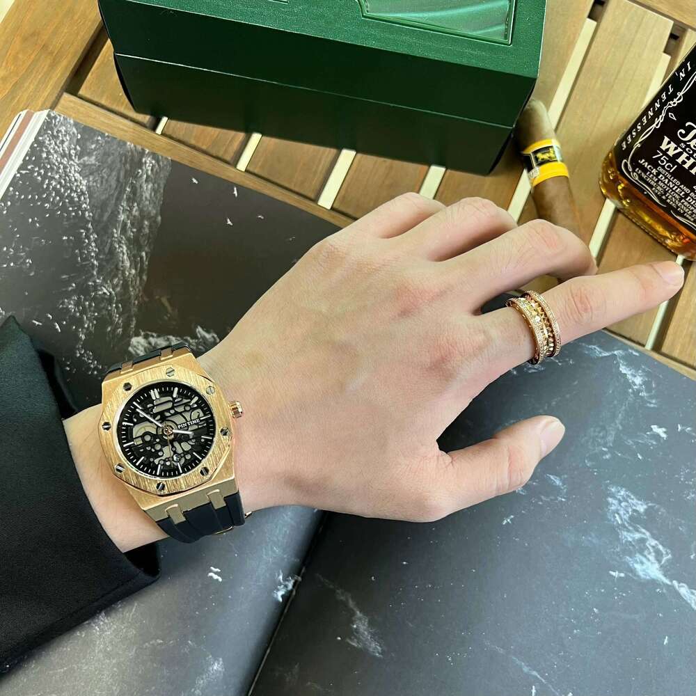 Fashionable Men's Mechanical Style Quartz Casual Waterproof Watch Alloy Personalised Skeletonised Men Wristwatch Gift