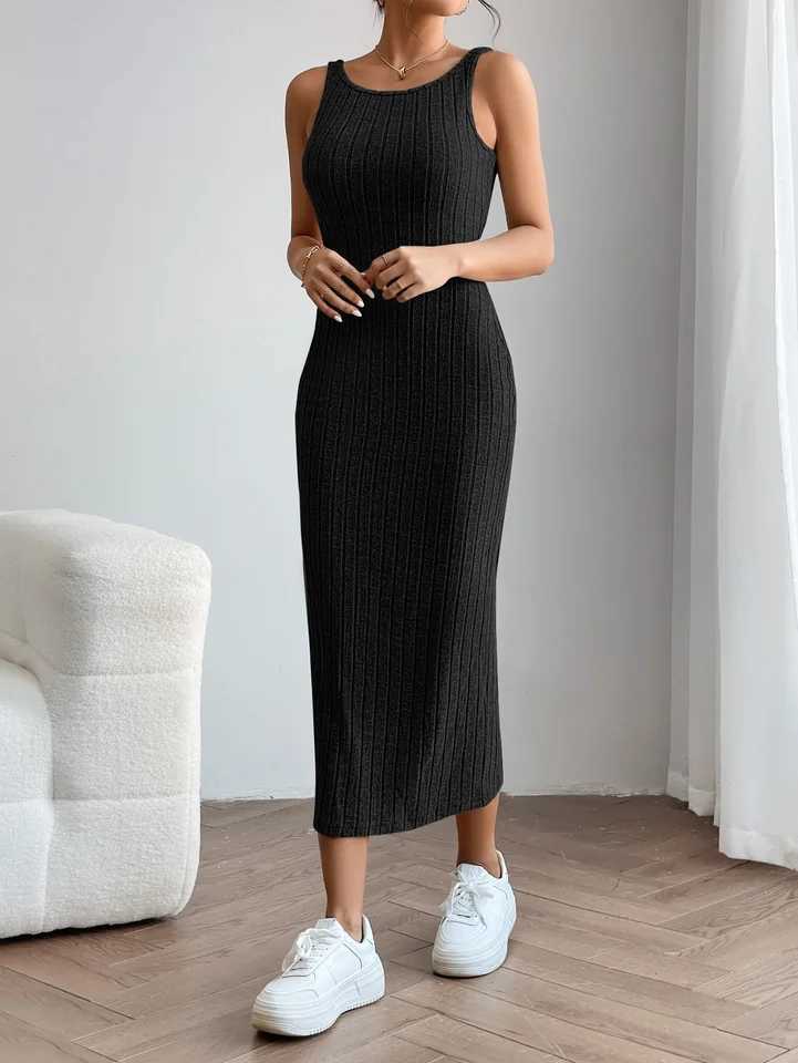 A slimming and form-fitting knitted dress with a European and American style M260311