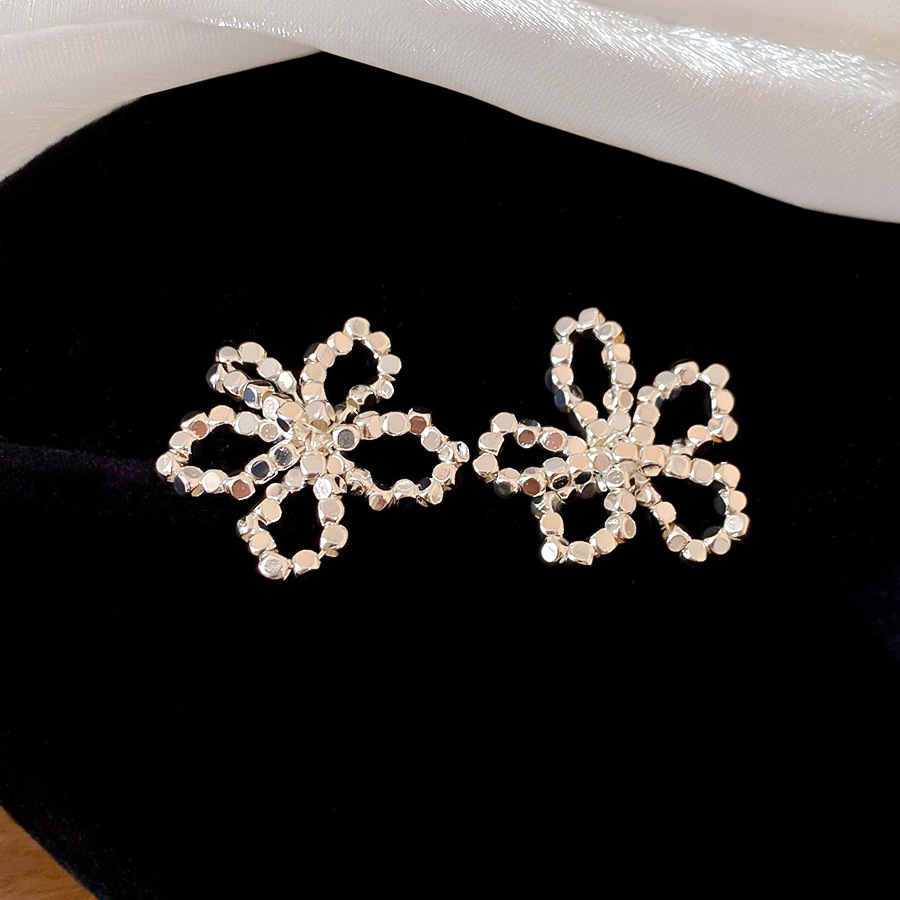 Silver needle hollow flower stud earrings, minimalist style, unique trendy, fashionable and versatile, niche high-end earrings - view 7