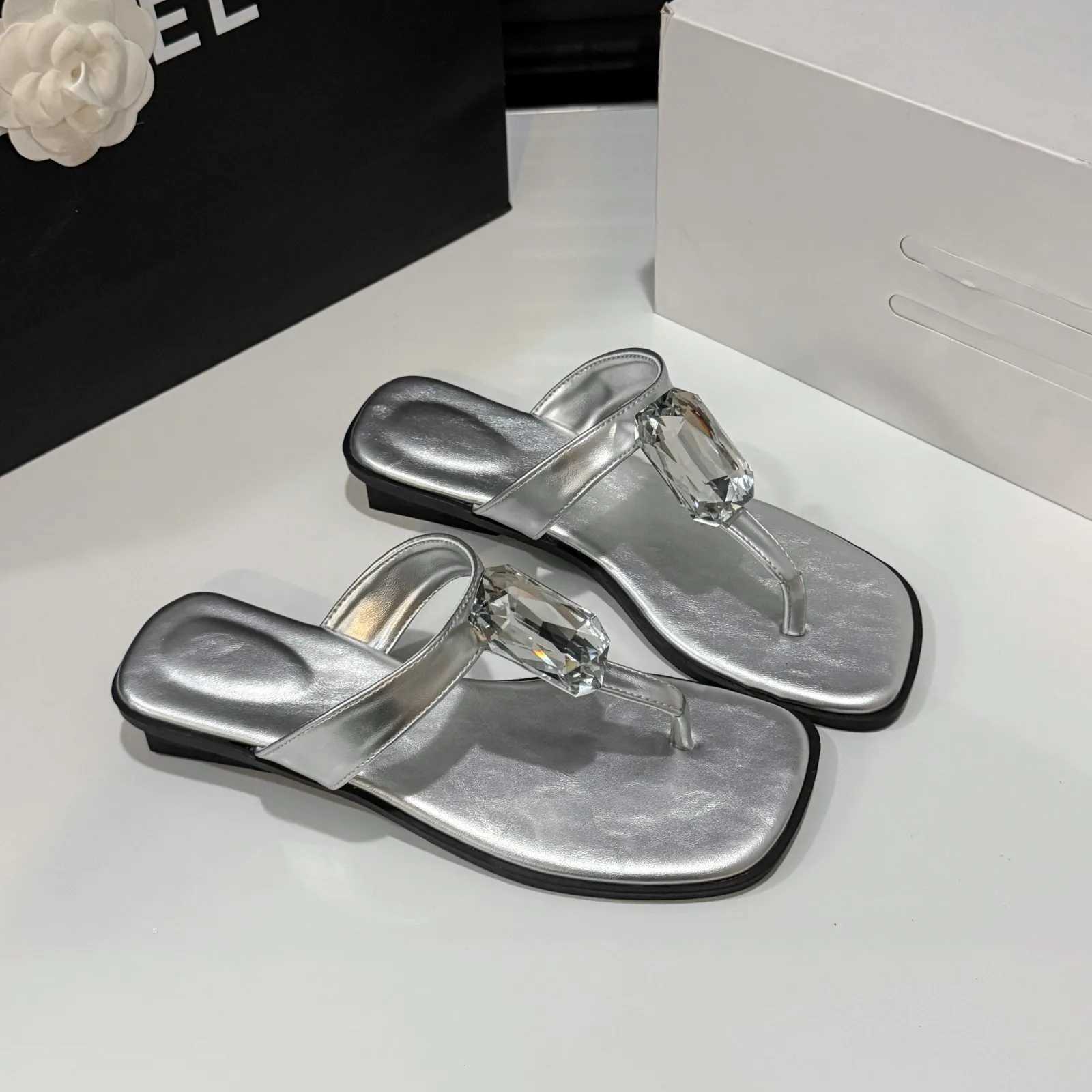2025 New Womens Flip Flops Flat Bottom Casual Beachwear Anti-Slip Comfortable Lightweight PU Material Outdoor Slippers K260311