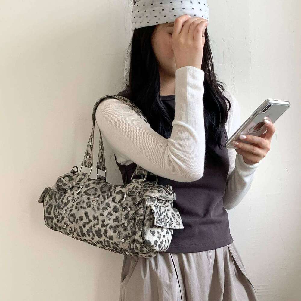 Vintage leopard rivet motorcycle handbag barrel shaped Boston Casual Messenger Bags for female Shoulder Bag Fashion ladies totes XJ260311
