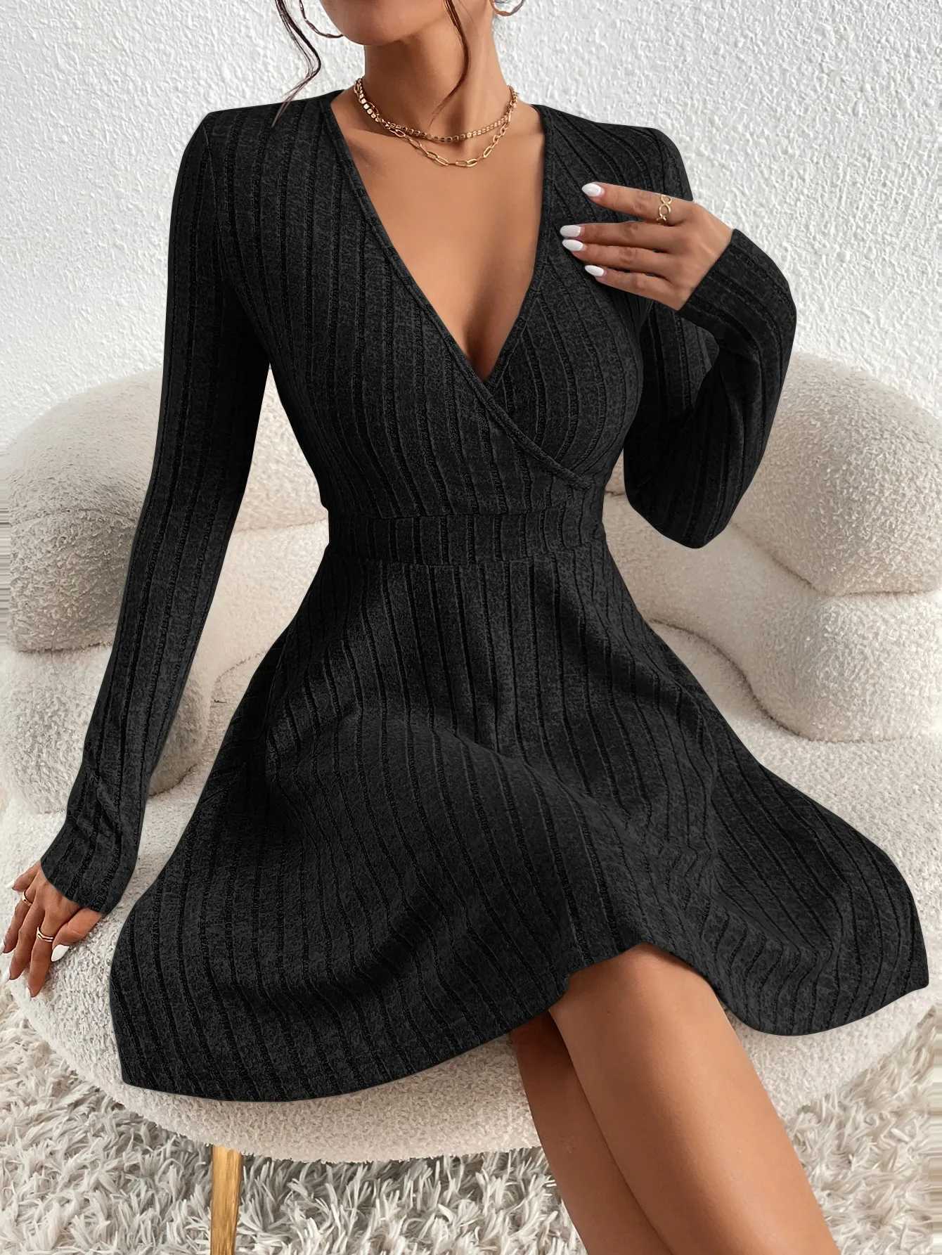 Autumn and Winter New Womens Knitted Slim Sexy Sheath Dress Waist Slimming Inside a Short Bag Hip Little Black Dress M260311