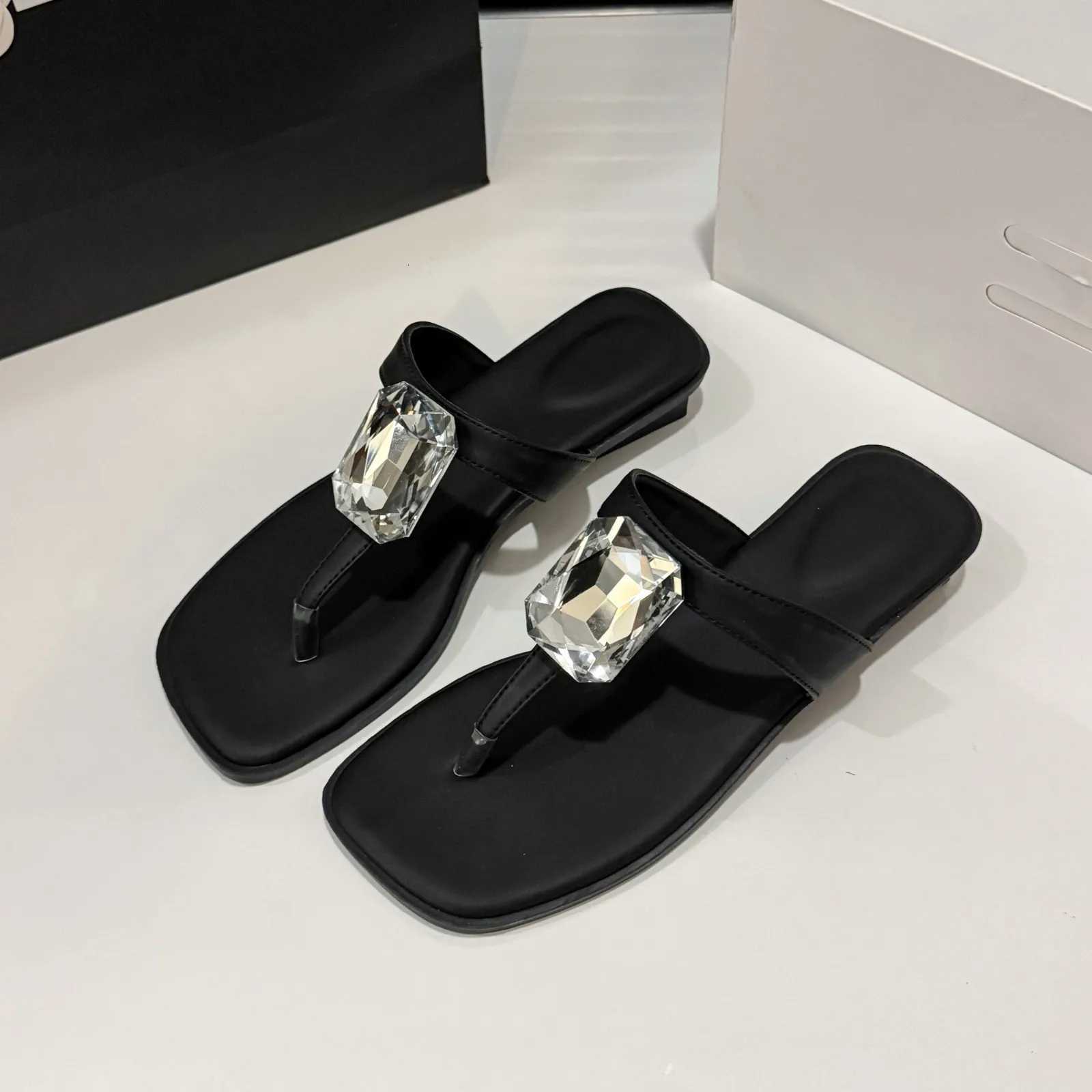 2025 New Womens Flip Flops Flat Bottom Casual Beachwear Anti-Slip Comfortable Lightweight PU Material Outdoor Slippers K260311