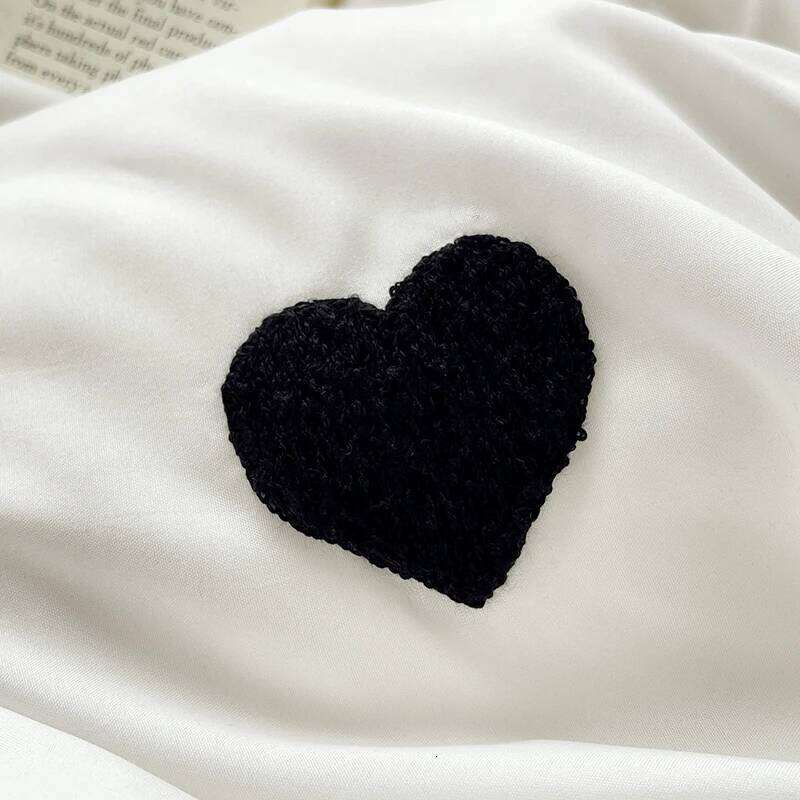 3 Piece Sheet Black Heart Embroidery Duvet Cover Set, Comfortable Bedding Set Bedspread for All Seasons H260311