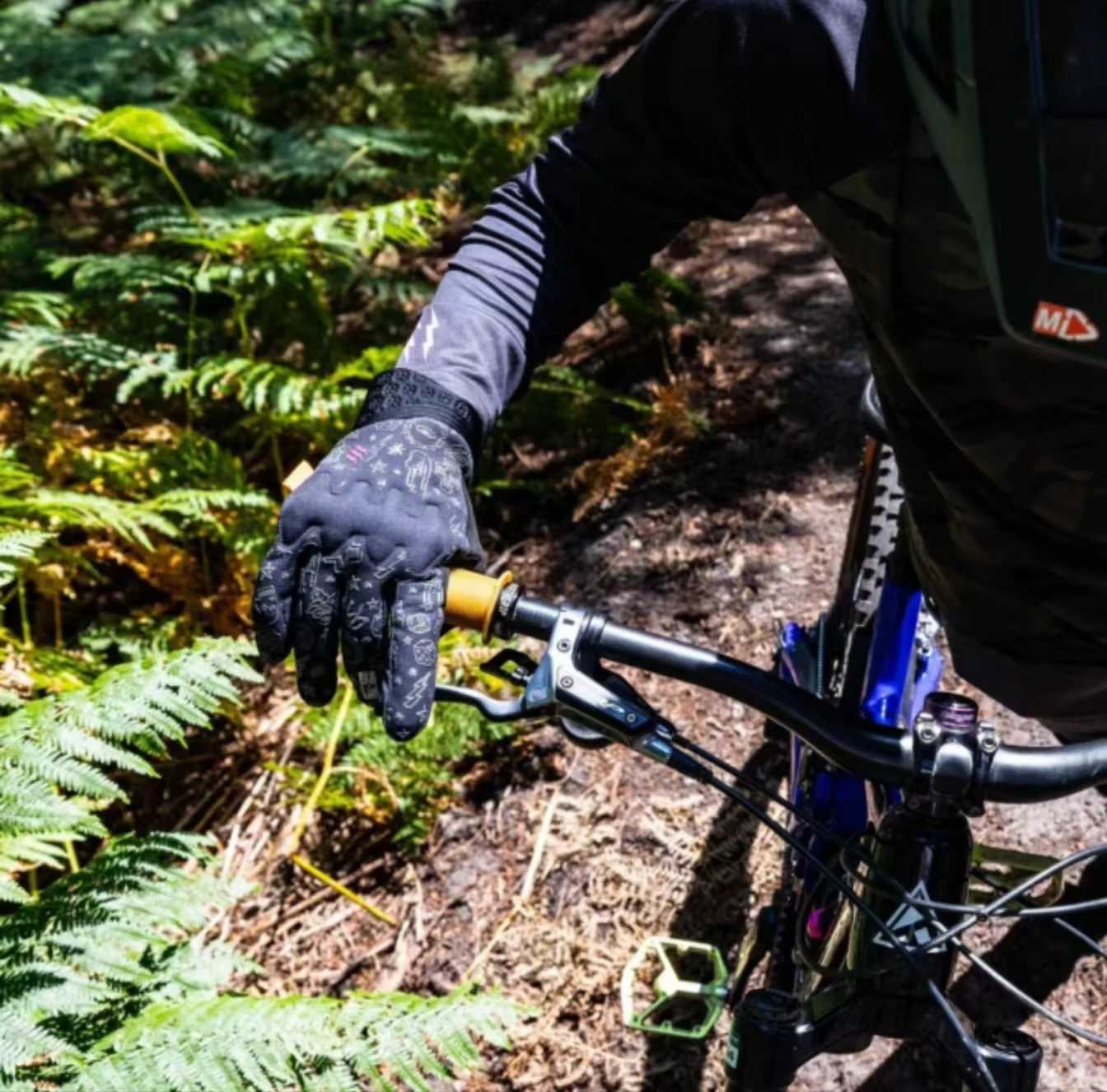 25 new D30 anti-collision protection outdoor sports adult style mens and womens motorcycle off-road riding gloves M260311