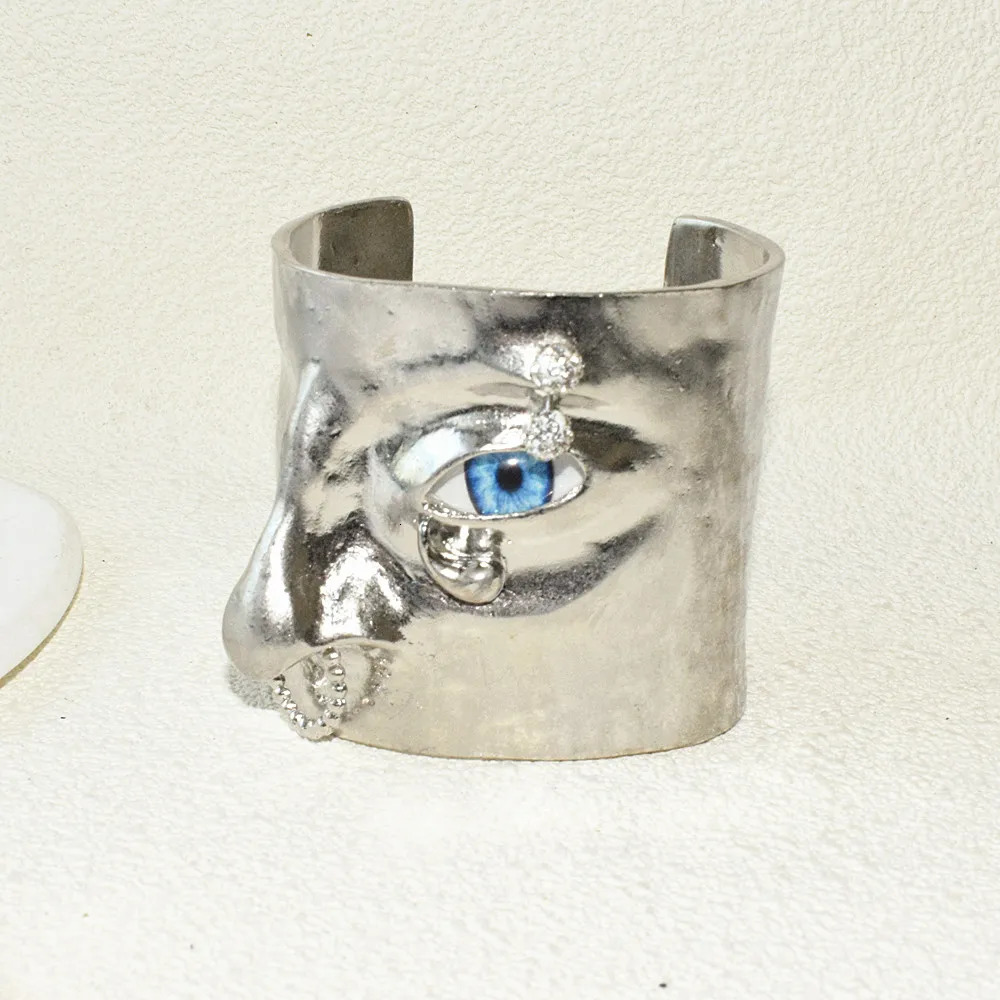 Vintage Metal Face n Cuff Bracelet For Women Fashion Jewelry Gorgeous Girls Hand Open Bracelet Accessories 1PC 260302