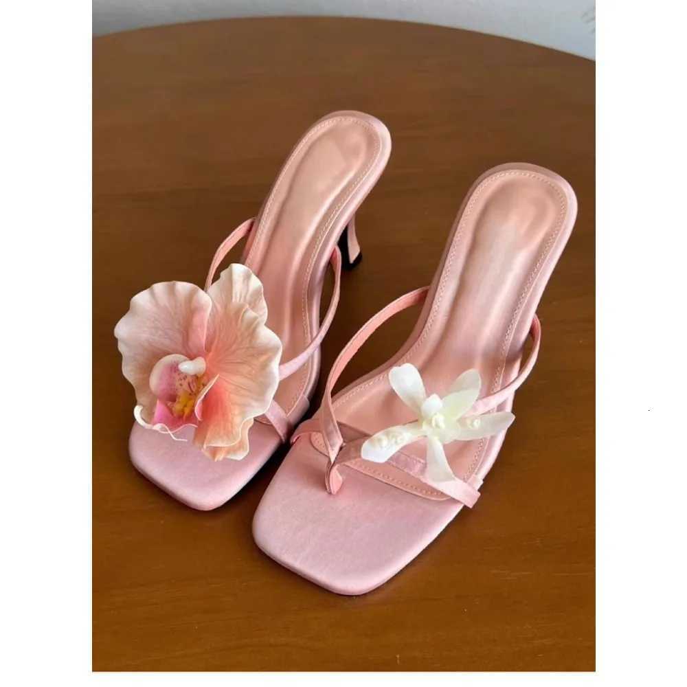Trendy Women Summer High Heel Flip Flops with Flower Design Sweet Style Comfortable Orthopedic Support Beach Shoes K260311
