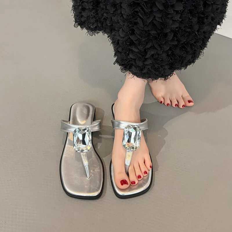 2025 New Womens Flip Flops Flat Bottom Casual Beachwear Anti-Slip Comfortable Lightweight PU Material Outdoor Slippers K260311