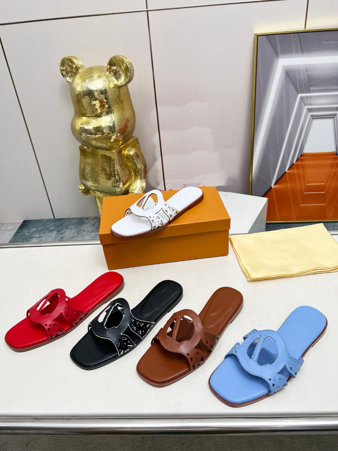 Isola Flat Mule Slide Designer Summer Flat Slides Luxury Leather Women Slippers Fashion Casual Beach Patent Calf Leather Outdoor Lady Shoes
