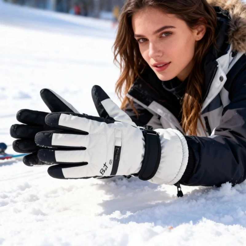 Winter cycling outdoor gloves warm and anti-slip womens skiing gloves thickened cold-proof gloves M260311
