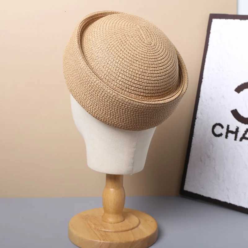 2026 New Summer Woven Paper Straw Berets Japanese Retro Artistic Painter lbox Hat Wen Circle Concave Top Straw Sun Hats X2603111