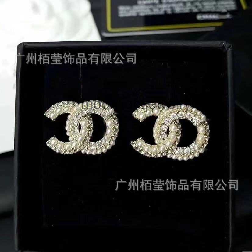 Designer jewelry cc earrings luxury Detailed pearl stud earrings with full diamonds for women elegant womens earrings Channels Earrings