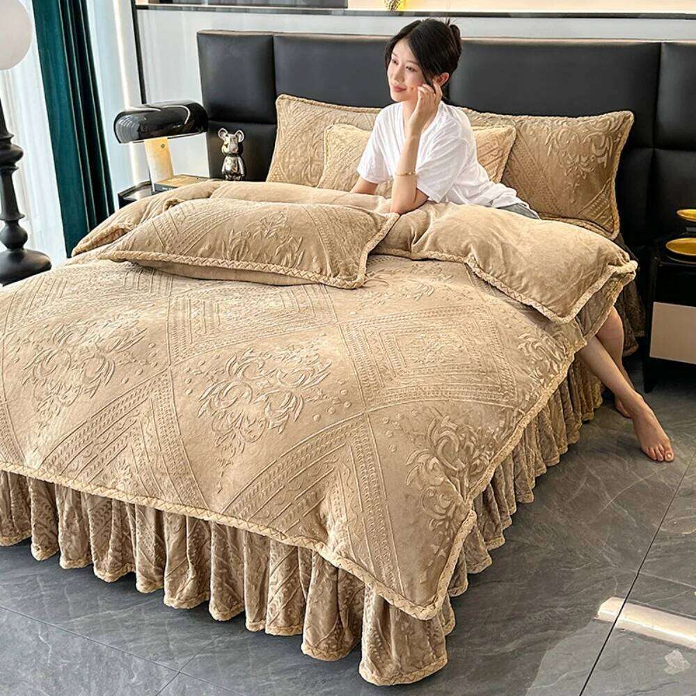 Thickened Milk Four-Piece European Style Winter Warm Bedding Set Soft Carved Velvet Quilt Cover Pillowcase Bed Skirt H260311 - view 3