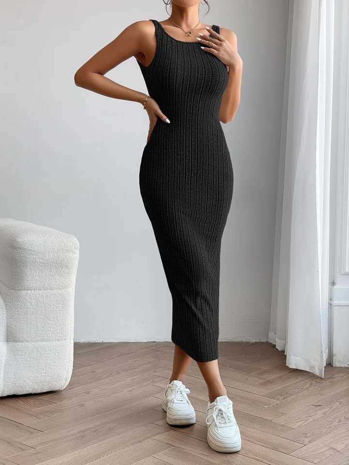 A slimming and form-fitting knitted dress with a European and American style M260311