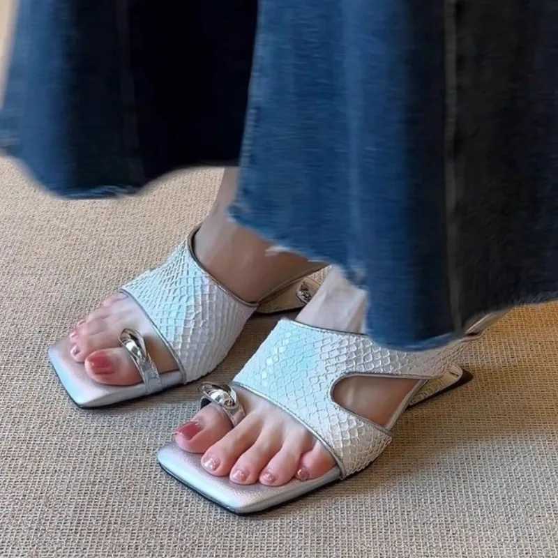 2025 New Special Heel Womens Summer New Square Toe Open Toe Metal Cover Toe Cutout Non-Slip Flip Flops K260311
