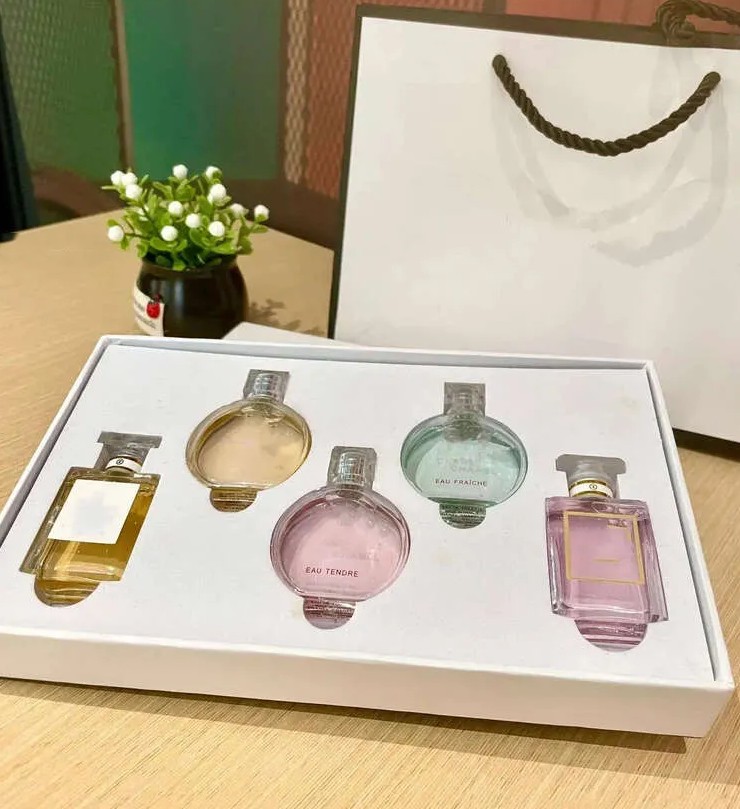 Brand 6 In 1 Perfume set Fragrance Lipsticks Eyeliner Mascara 5pcs/set Gift Box Lips Cosmetics Kit For Lady girls Christmas Gift Cologne