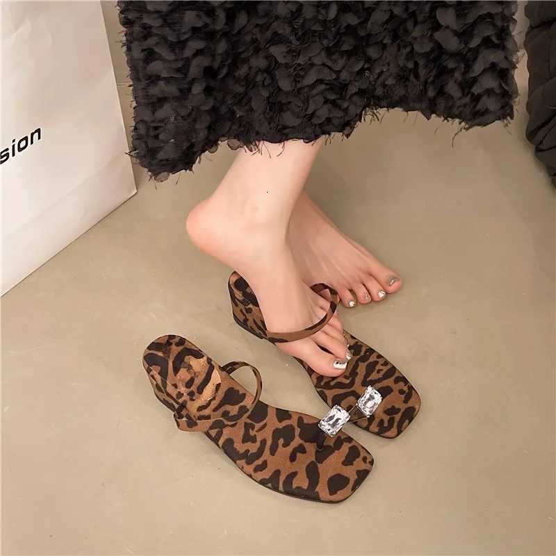 2025 New High Quality Summer Womens Flat Heel Sandals Height Diamond Decorated Slip-On Beachwear Casual Shoes K260311