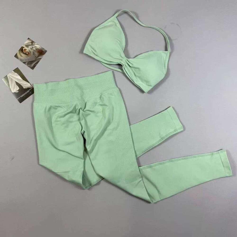2-Piece Set Women's Seamless Clean No Logo Yoga Set, Halter Neck Sports Bra & High-Waisted Lifting Leggings for Gym Workouts 26H0311