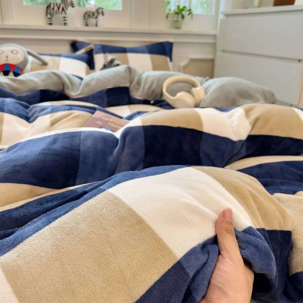 Simple Style Grid Thicken Milk Velvet Bedding Winter Warm Soft Four-Piece Set Bedroom Decor Quilt Cover Bed Sheet Pillowcase H260311
