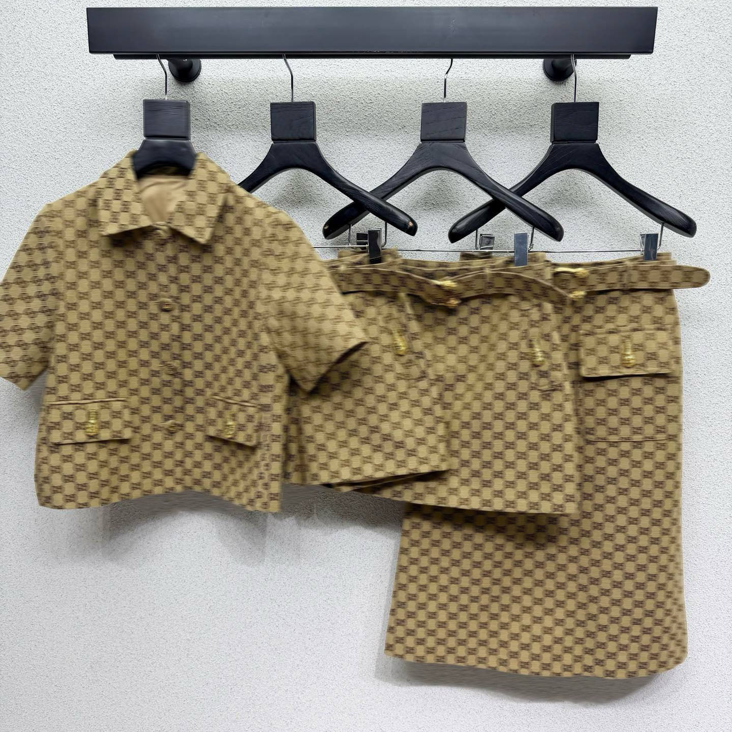 Designer Women's Two Piece Dress Full Letter Short Jacket Top and Skirt Set Summer Shorts with Belt Luxury Trench Coat Women