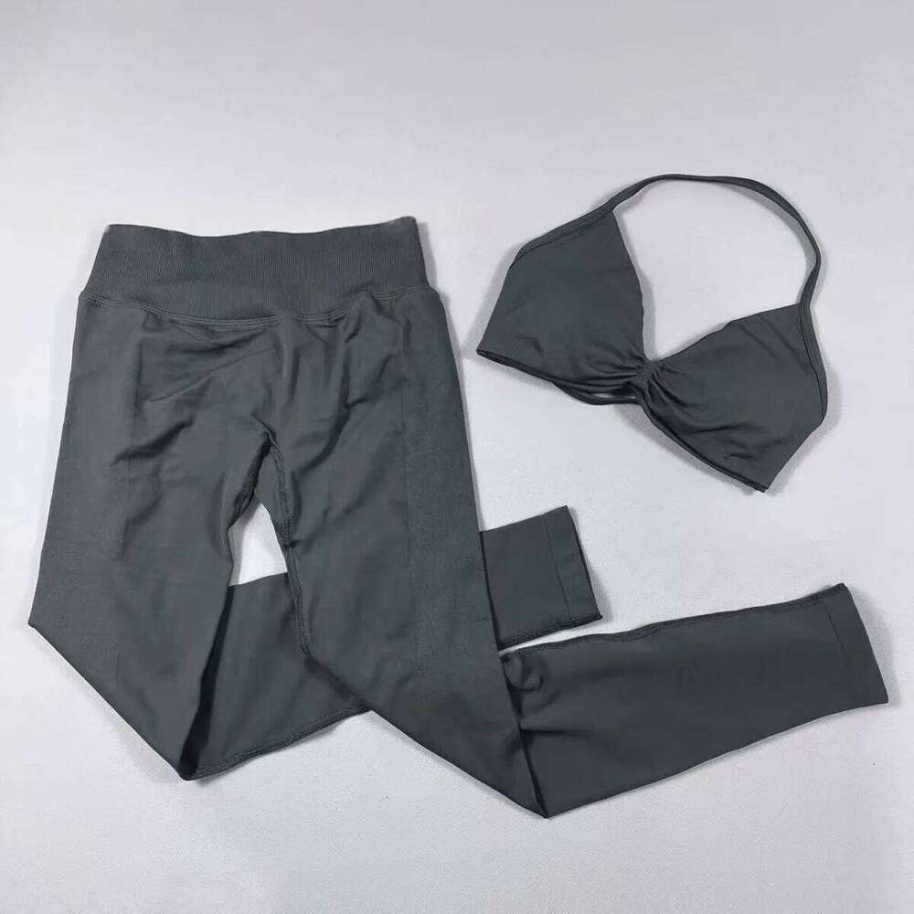 2-Piece Set Women's Seamless Clean No Logo Yoga Set, Halter Neck Sports Bra & High-Waisted Lifting Leggings for Gym Workouts 26H0311