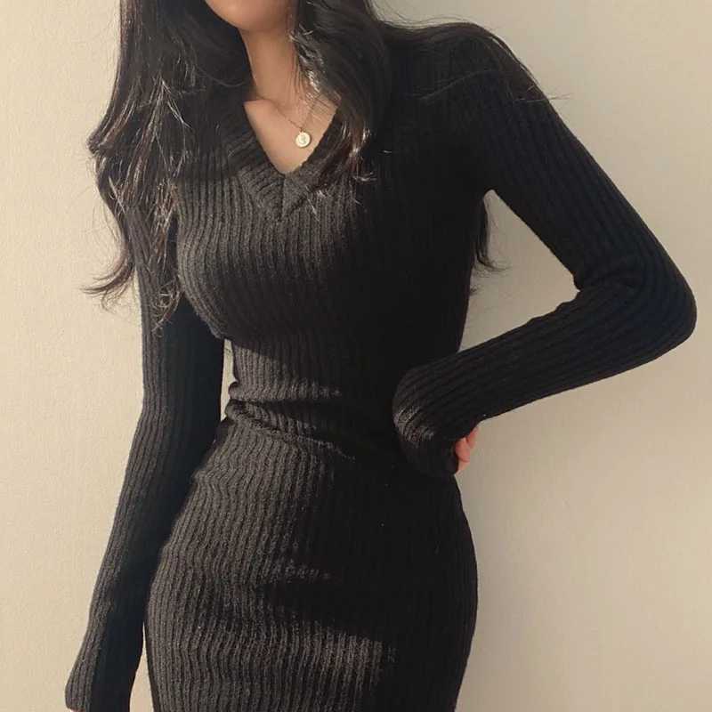 Fashionable and sexy autumn and winter ladies V-neck slim bottoming knitted dress black temperament long-sleeved sweater M260311