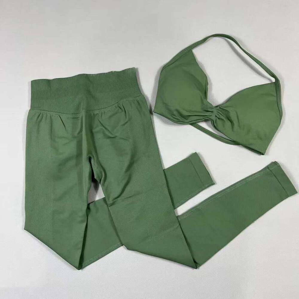 2-Piece Set Women's Seamless Clean No Logo Yoga Set, Halter Neck Sports Bra & High-Waisted Lifting Leggings for Gym Workouts 26H0311