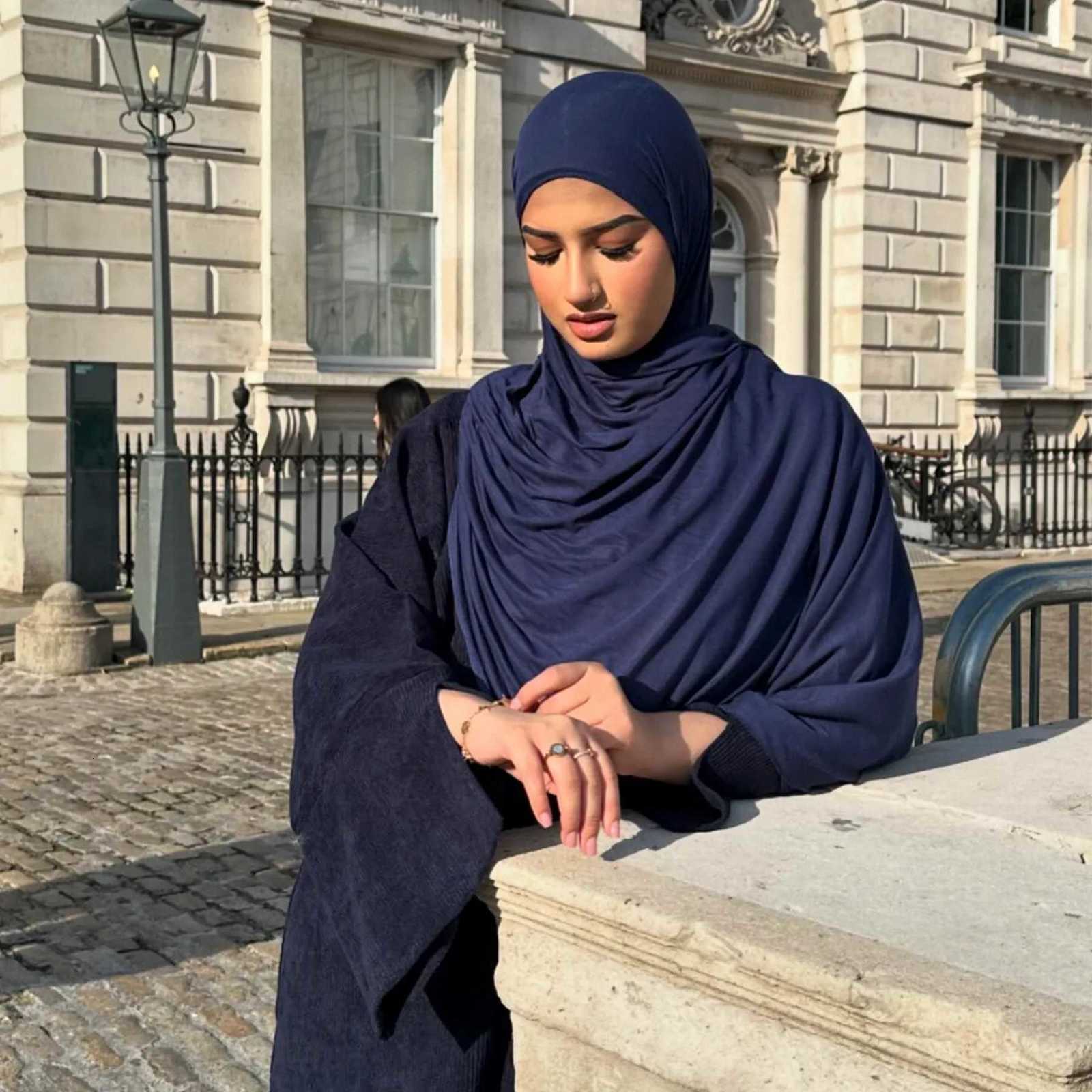 2025 Hot Sells Muslim Winter Abaya with Cuff Slits Middle East Style for Saudi Qatar Ramadan Celebrations and Chilly Season Wear X260311