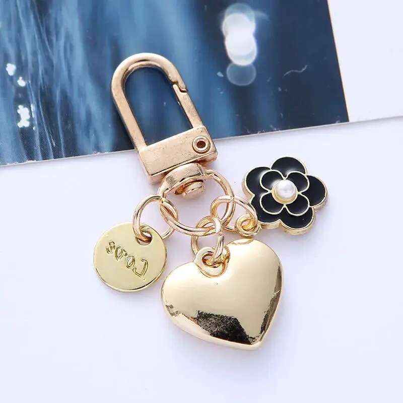 Adorable Alloy Heart Keychain Pearl Camellia Flower Letter Pendant Fashion Cute Bag Accessory for jewelry Women Designer Girls 8cm 12g