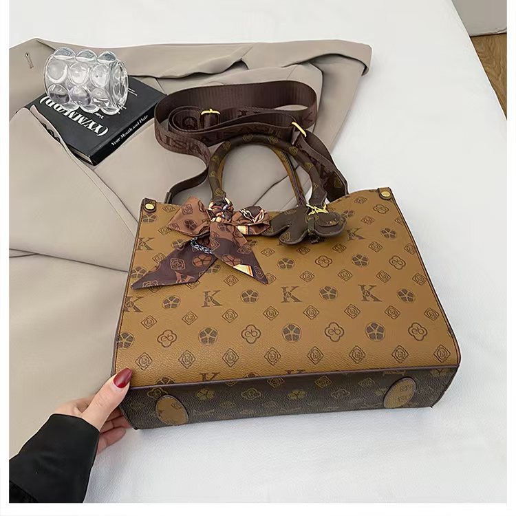 Single-shoulder crossbody bag with versatile style for women. Lightly luxurious and niche handbag with crossbody feature.