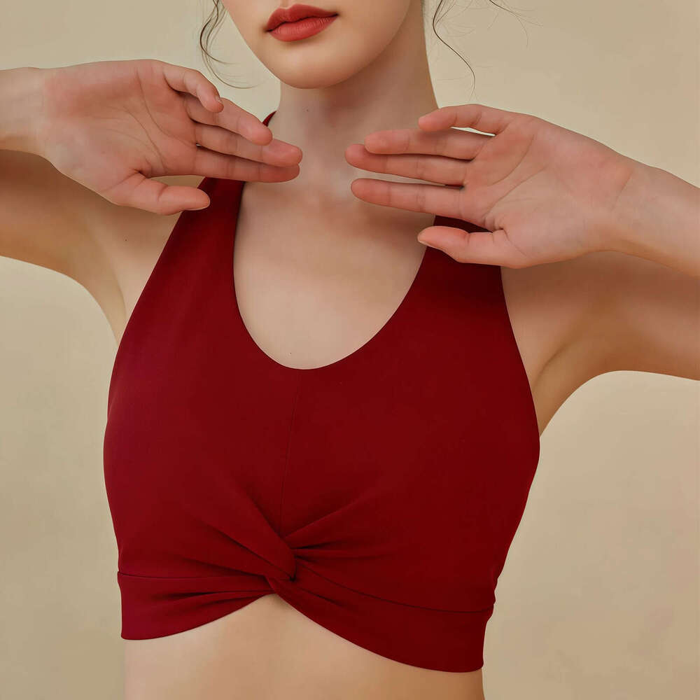 2026 Spring Wear Sports Designer Top with Front Twist Chest Pads Yoga Vest for Pilates and Outdoor Fitness