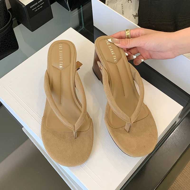 SUOJIALUN 2025 New Women Sandal Fashion Narrow Band Ladies Elegant High Wedge Heel Slip On Flip Flops Outdoor Dress Sandal K260312