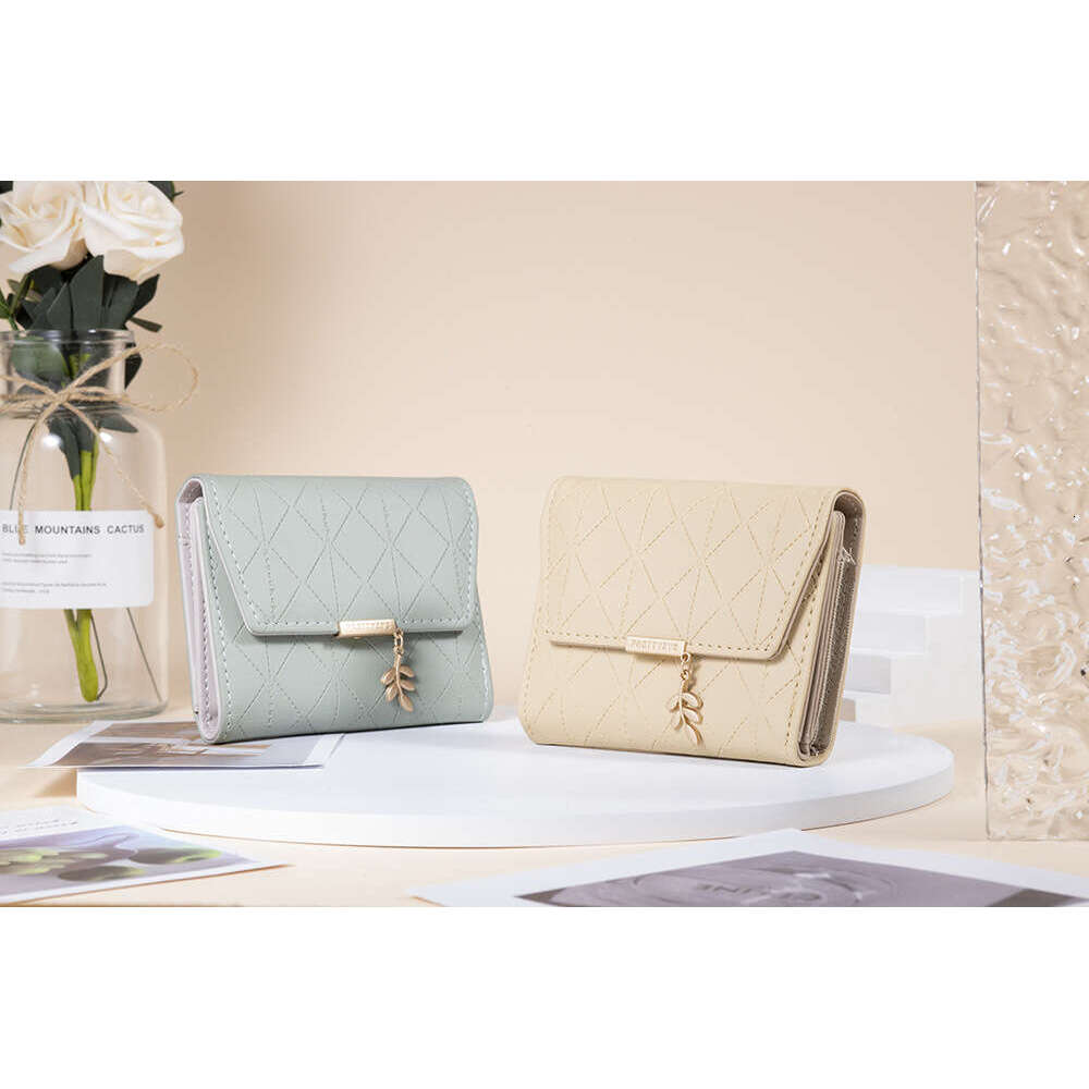 Luxury fashion wallet Short New Wallet Leaf Pendant Plaid Buckle Japanese And Korean Fresh Simple Off Women S Coin Purse