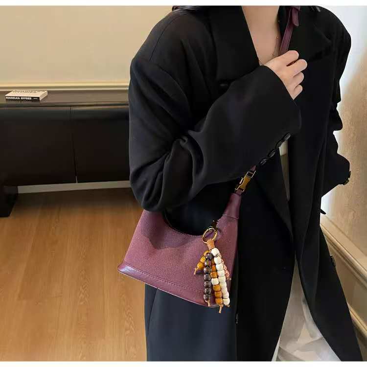 Chic Adjustable Strap Handbag Sleek Design & Compact Size