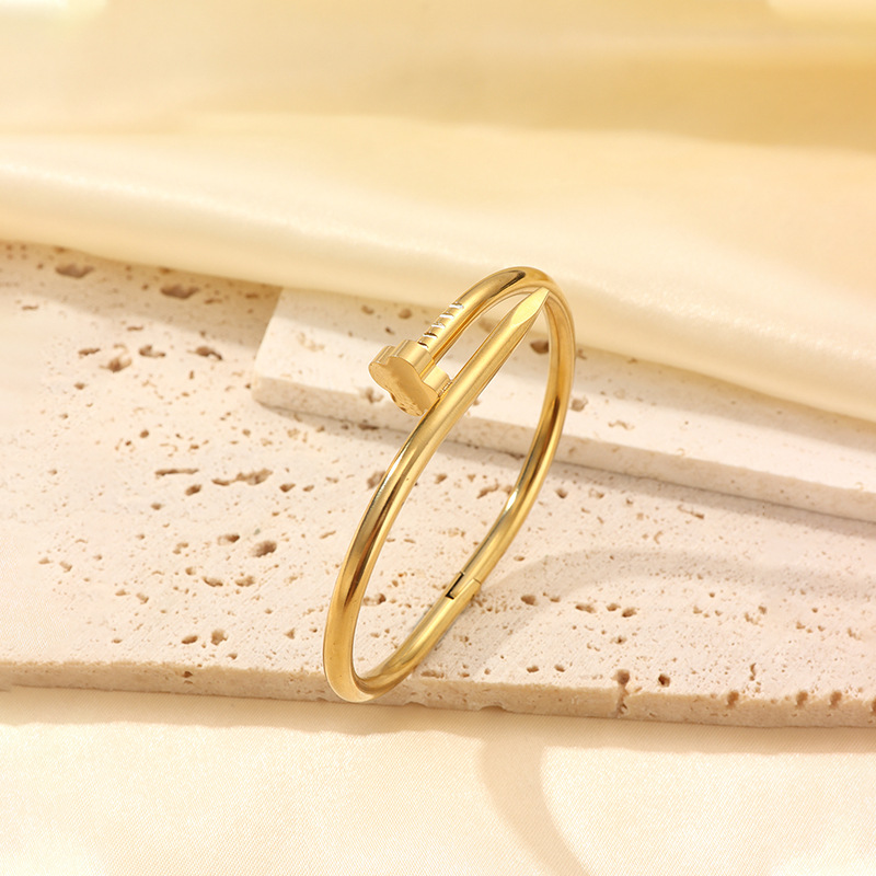 2026 designer waterproof bracelet, titanium steel, versatile flower design, plated with 18K gold