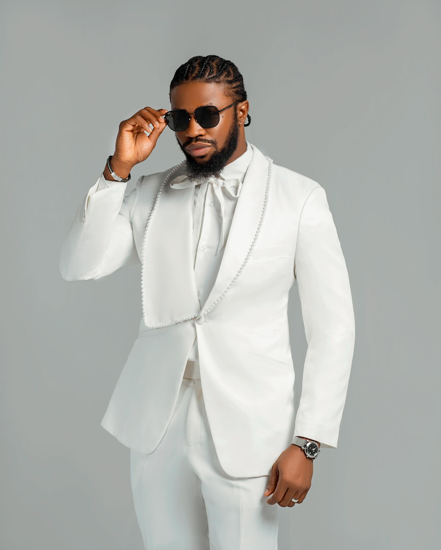 Unique Men Suits Groom 2 Pieces Shawl Lapel Pearls Blazer Tailor-Made Jacket One Button Prom Party Customized Coat Pants Plus Size