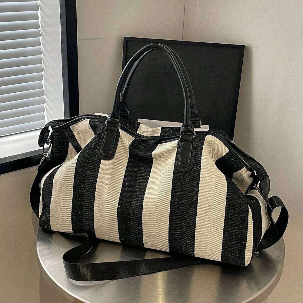 High-value travel large-capacity clothing storage portable business trip boarding messenger bag,