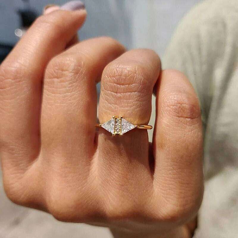 Huitan Chic Triangle Zirconia Ring Fashion Lady Gold Color Finger Jewelry for Engagement Bridal Wedding Band Accessories H260312