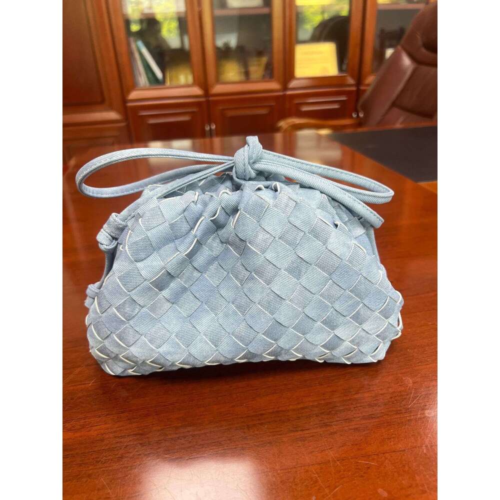 Cross-border large quantities of ready-made woven cloud new single-shoulder clip bags, niche design hot-selling crossbody bags