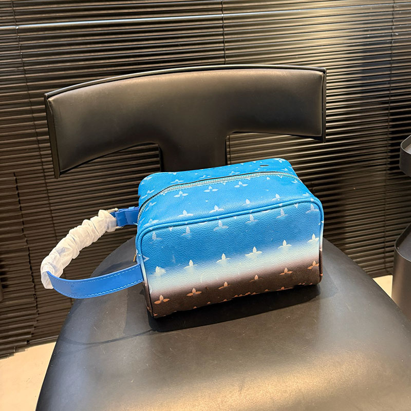 26ss NEO LOCKER DOPP KIT Cosmetic Cases Women Leather Luxurys Designers Bags Totes Handbag Wallets Messenger Purse pouch Travel outdoors Messenger Bag 22cm