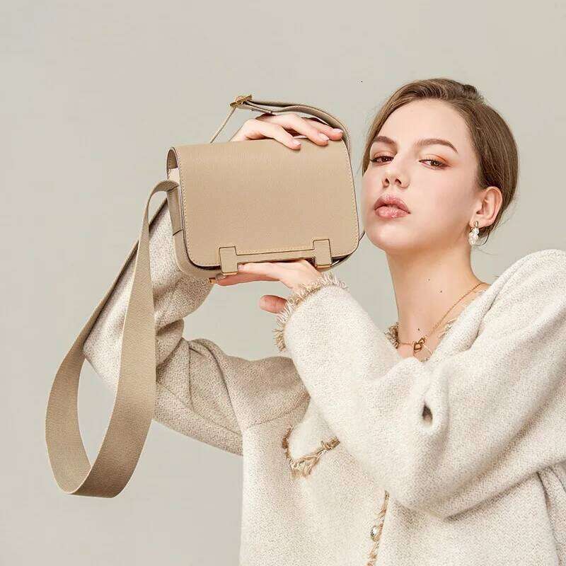 Fashionable Geta Wooden Sandal Luxury Sensation Genuine Leather Medium Square Crossbody Bag For Women Urban Simplicity Style