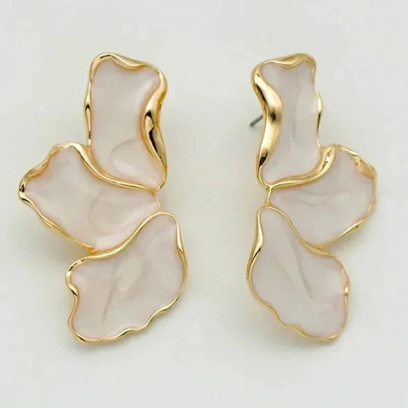 Metal Flower Cream Stud Earrings for Women Fashion Gold Color Plating Irregular Post Heavy n Statement Earring 260309