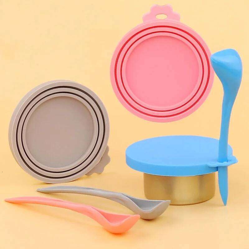 New 2PCS Reusable Pet Food Can Silicone Dogs Cats Storage Tin Cap Lid Seal Cover with Spoon 26Y0312