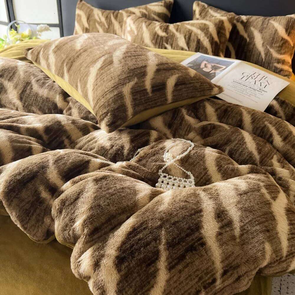 Leopard Print Rabbit Plush Quilt Cover Pillowcase Bed Sheet Four-Piece Class A Thicken Winter Warm Coral Fleece Bedding Set H260312