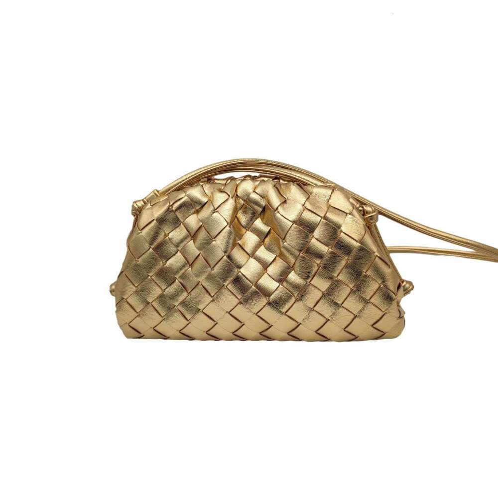 Cross-border large quantities of ready-made woven cloud new single-shoulder clip bags, niche design hot-selling crossbody bags