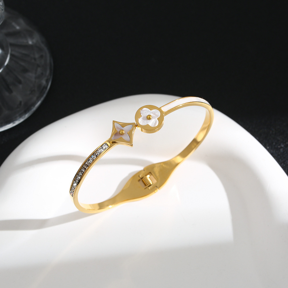 Bracelet Fashionable Four-Leaf Clover Mother-Of-Pearl Diamond-Embellished Bracelet, 18K Gold-Plated, Light Luxury Minimalist Design Titanium Steel Bra